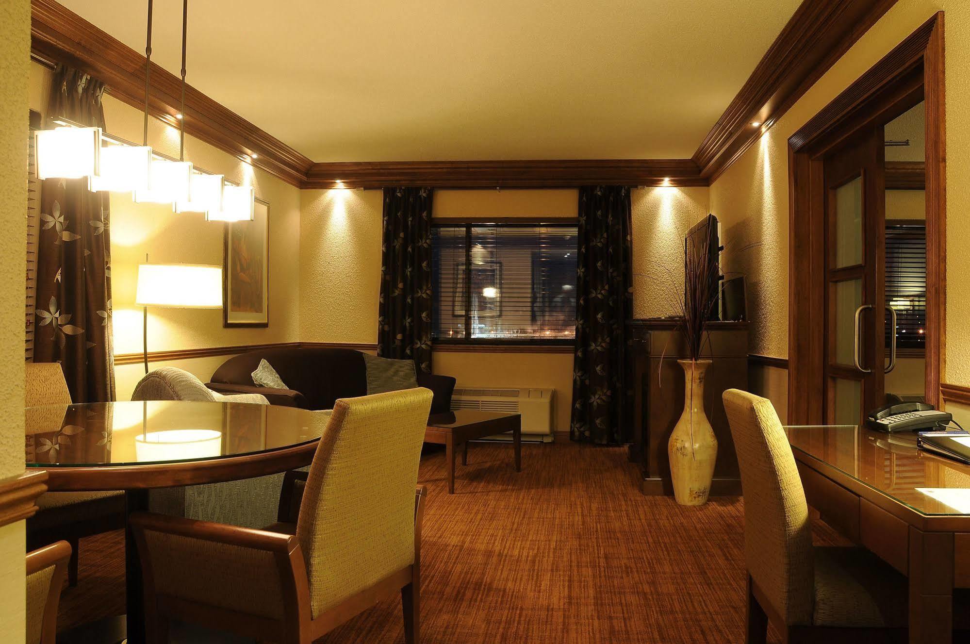 Hotel Le Montagnais Chicoutimi Exteriör bild